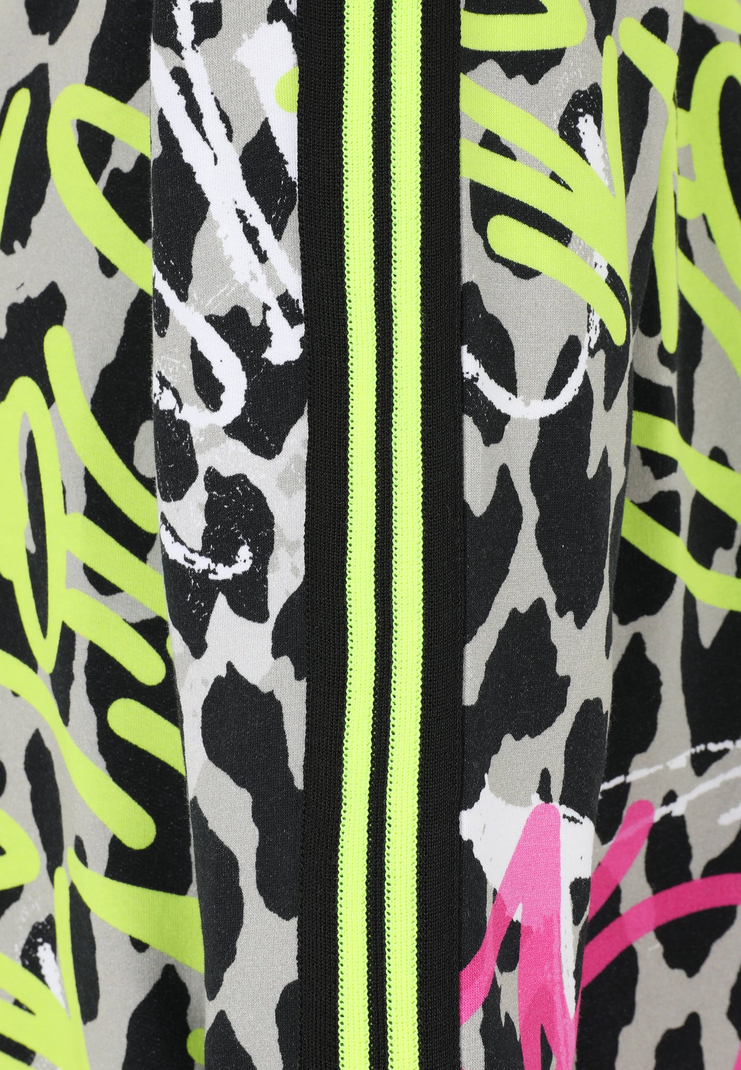 Jacke aus Sweatware, Leo-Print mit Graffiti-Details und Dreiviertelarm